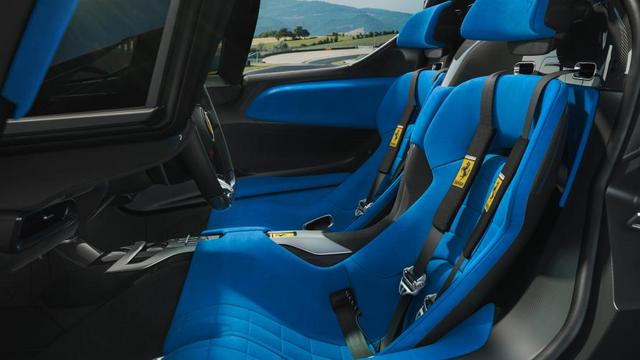 25_Ferrari_Daytona_SP3_interior.jpg