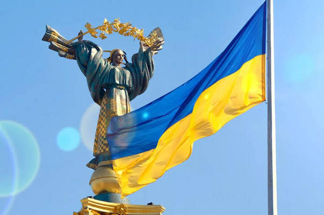 独立記念碑とウクライナの旗：キーウ.jpg