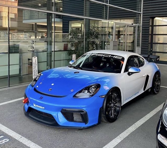 Porsche_gradation_blue-white.jpg